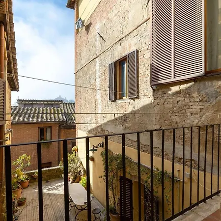 Altido Stylish Flat For 4 With Balcony, Perfect Centre Apartment Siena