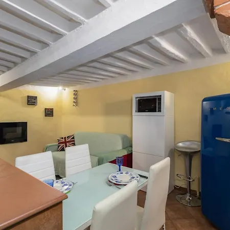 Altido Stylish Flat For 4 With Balcony, Perfect Centre